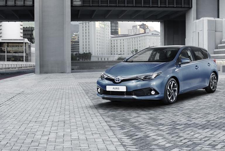 YEN� MAKYAJLI 2015 TOYOTA AUR�S RES�M GALER�S�